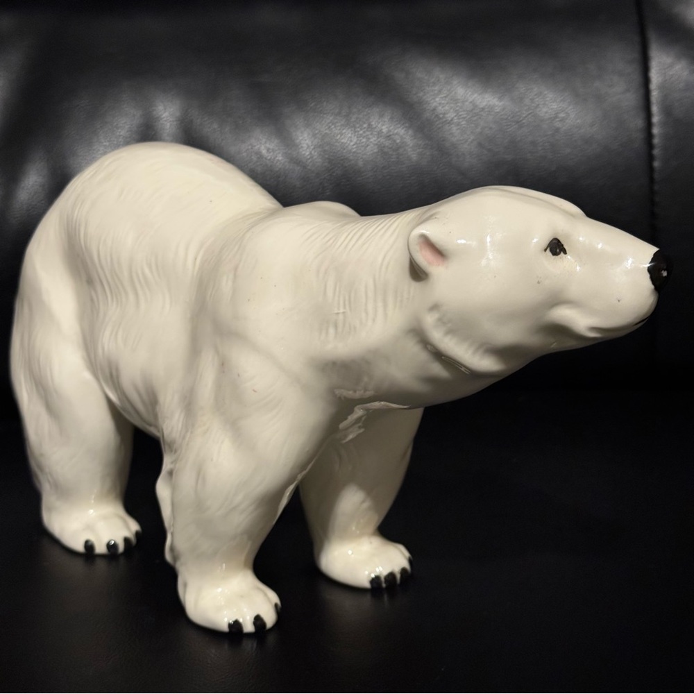 VNTG White Ceramic Polar Bear Figurine 10x8